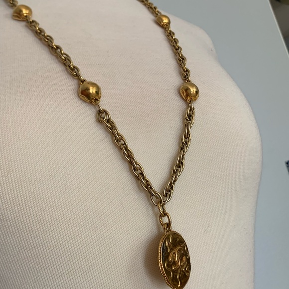 Chanel vintage gold Medallion with dual faced pendant featuring hexagon accents - Picture 2 of 9